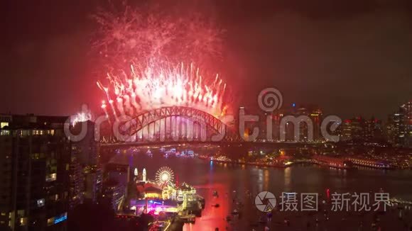 海港大桥后面五彩缤纷的烟花视频