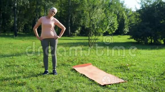 快乐的老年妇女在公园里做热身运动