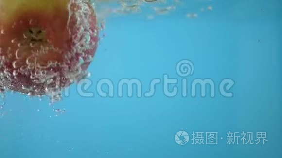 水中的红黄苹果带着透明的气泡视频