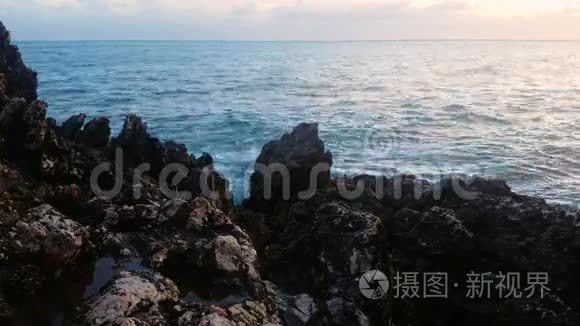 巨大的波浪冲击岩石视频