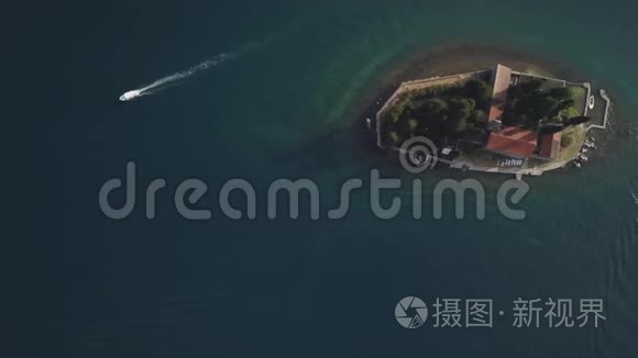 科托湾佩拉斯镇附近岛屿上圣乔治和修道院的空中镜头