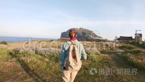 女专业摄影师拍摄风景视频