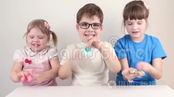 三个快乐的孩子玩旋转体视频