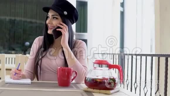餐馆里的一个女人打电话喝茶视频