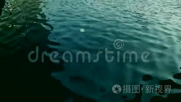 在一座建筑前倾斜向上的喷水池视频