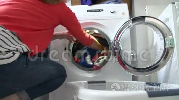 女人把衣服装进洗衣机的慢动作