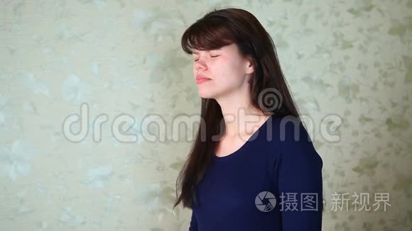 年轻女性有心脏病症状视频