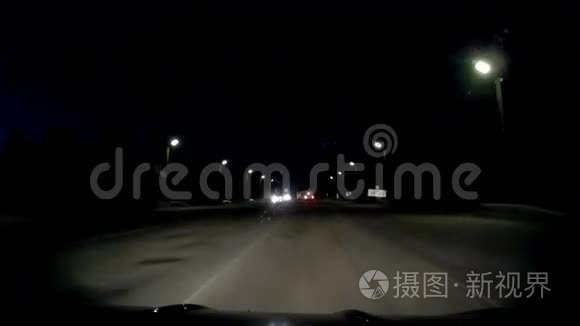 危险的夜间道路转弯视频