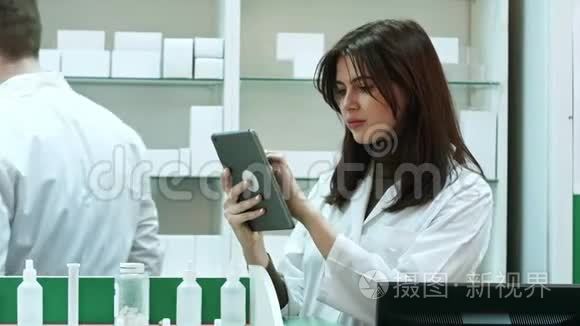 女药师用数码平板电脑寻找药物视频