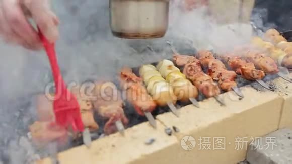 烤肉串上的肉和土豆视频