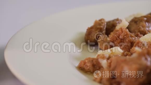 白板炖牛肉视频