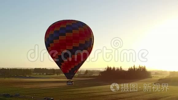 热气球在太阳前飞行