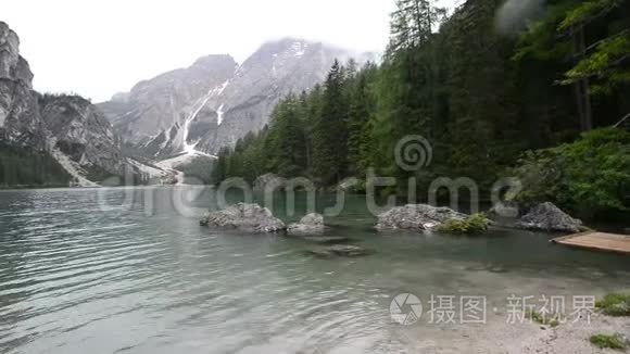 夏日意大利阿尔卑斯山中的山湖