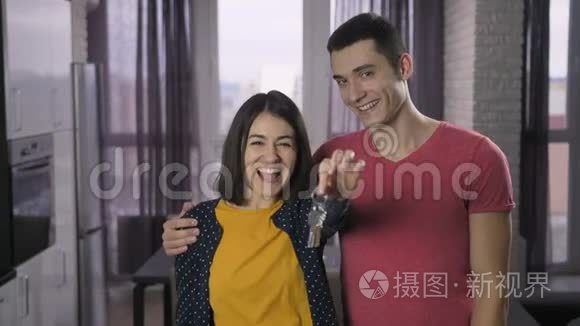 年轻夫妇带着新的家庭钥匙视频