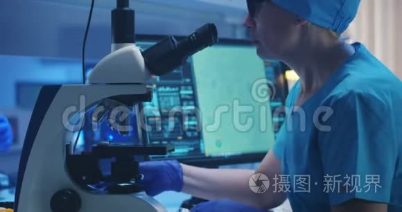 生物学家用显微镜分析样品视频