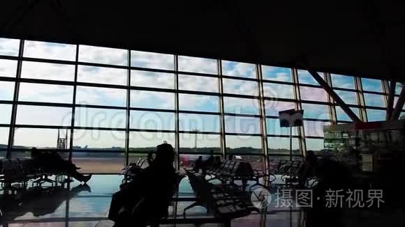 机场候机楼里人的剪影。 他们赶着飞机出差.