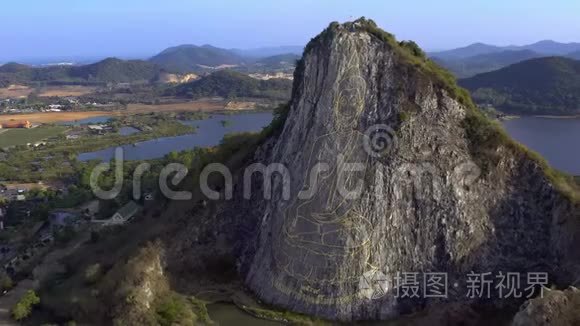 泰国芭堤雅-2019年5月18日：大金佛画在悬崖上。 巨大的绘图。 空中观景。