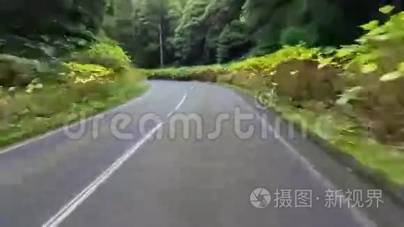 快速驶入弯曲山路视频