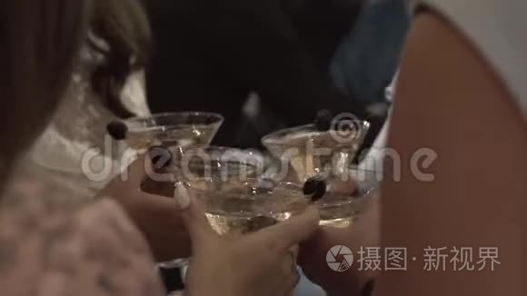 人们在宴会上喝酒。