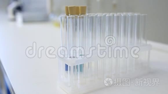 一套含有明亮化学物质的试管视频