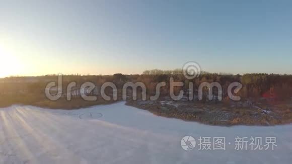 湖面上霜冻的日落视频