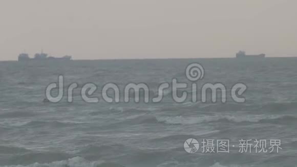许多货船远观海景视频