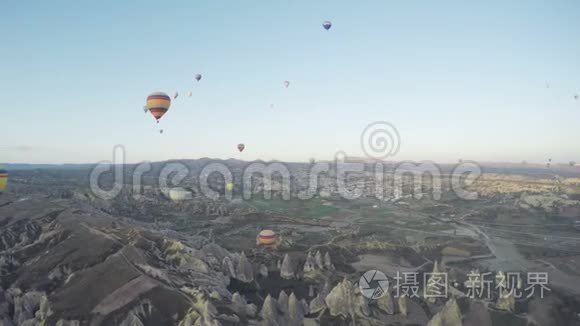 五颜六色的热气球飞越山谷，在戈尔梅，土耳其。 世界各地的游客来到卡帕多西亚