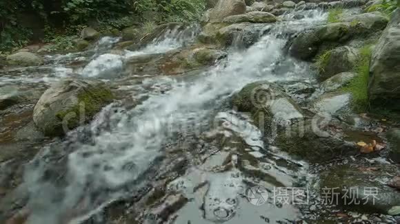 小瀑布与岩石的缓慢运动视频