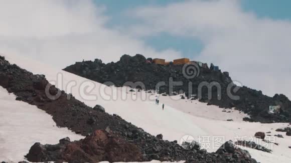 人们登山游客漫步在陡峭的雪山上