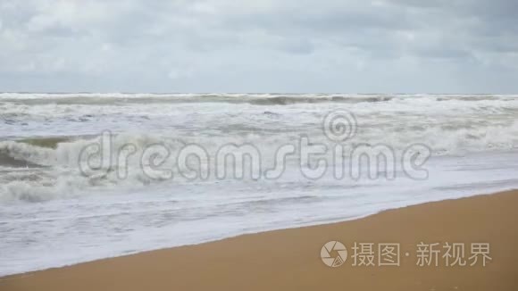 在明亮的天空下，沙滩上的暴风雨波浪