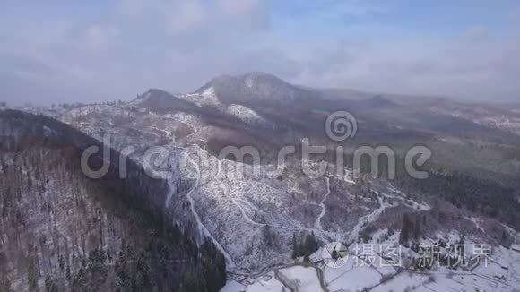 山区冬季的空中镜头视频