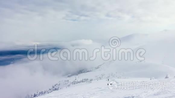 雪山和云彩时间流逝