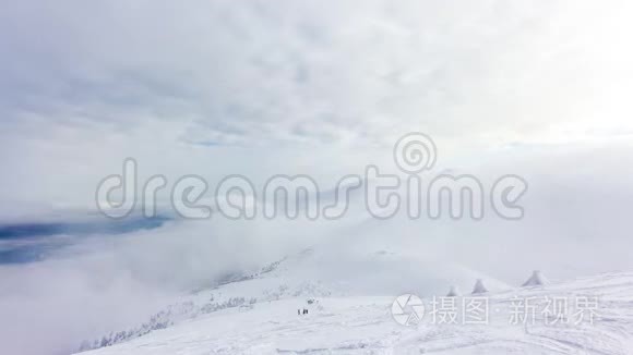 雪山和云彩时间流逝