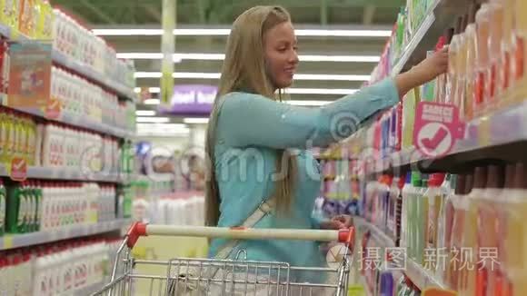 快乐的女人在超市里挑选家用化学品