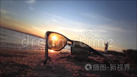 海滩上的太阳镜广告视频