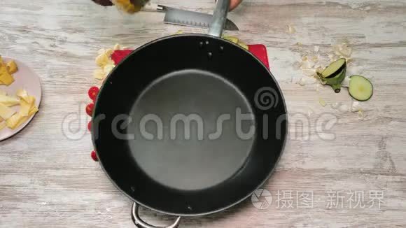 俯视图白色木桌上准备的大蒜祖奇尼和西红柿樱桃的素食