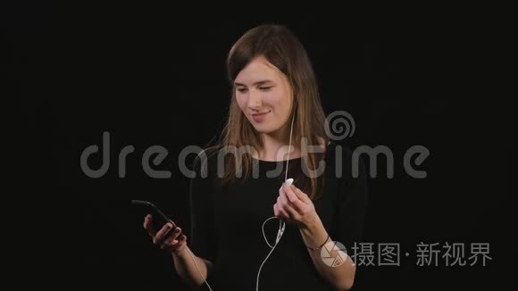 黑背景下听音乐的女士视频