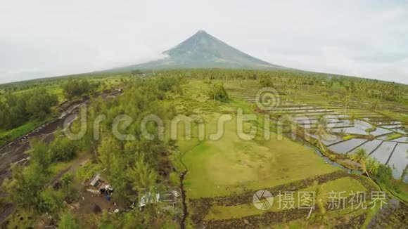 马永火山靠近菲律宾的勒加兹皮市。 从空中俯瞰稻田。 玛雅火山是一座活火山，