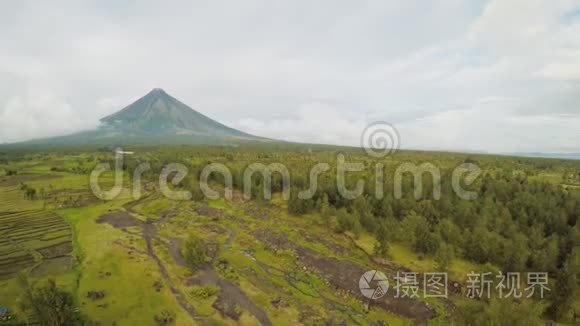 马永火山靠近菲律宾的勒加兹皮市。 从空中俯瞰稻田。 玛雅火山是一座活火山，