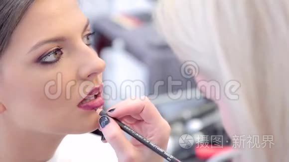 化妆师用唇笔在嘴唇上做模特视频
