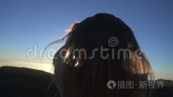 登上山顶的女人视频