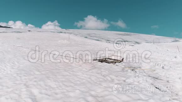 空中拍摄的山坡覆盖着雪和铁轨视频