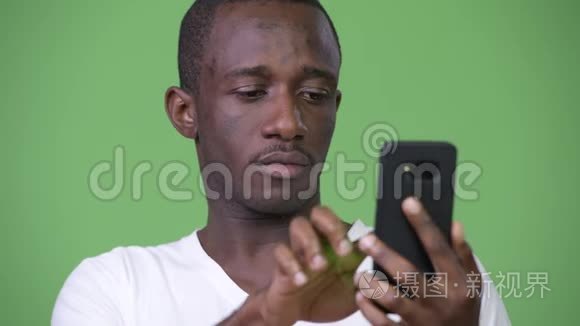年轻悲伤的非洲男人用电话接坏消息