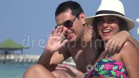 旅游夫妇在海滩挥手视频