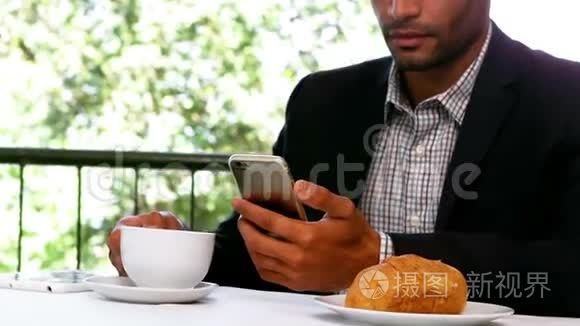 营业人员在早餐时使用手机视频