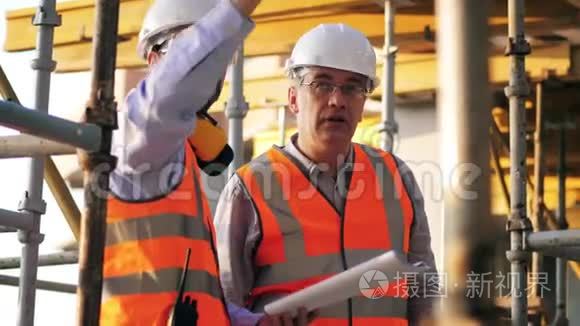 劳动工人中的男建筑工程师视频