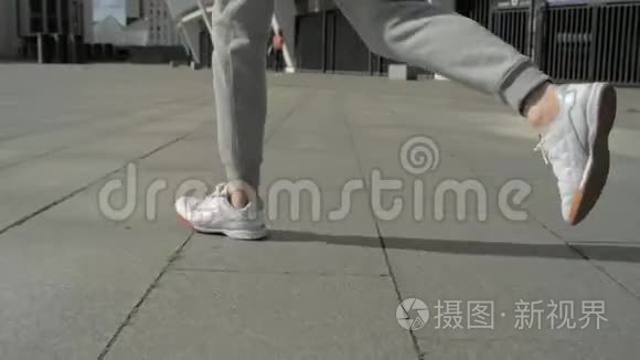 一名男子在城里奔跑的镜头视频