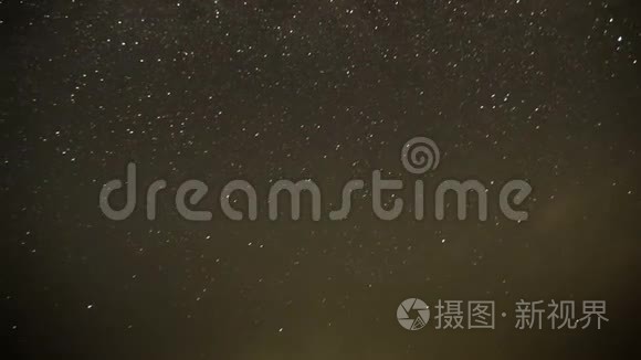 夜空中的云在星空背景下移动视频