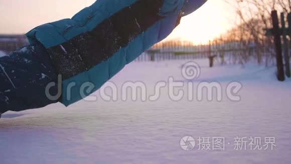 童落雪中，慢动作效果.. 户外运动。 积极的生活方式。