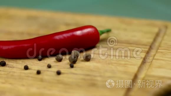 木制背景的红辣椒
